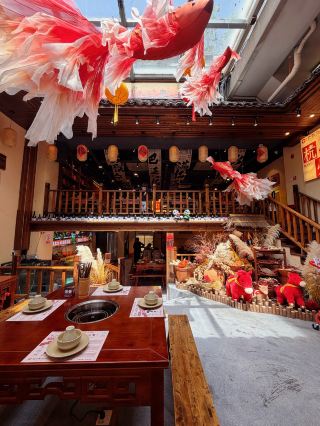 The "stilted building" by the riverside dock offers unlimited refills of bullfrog hot pot and vegetables!