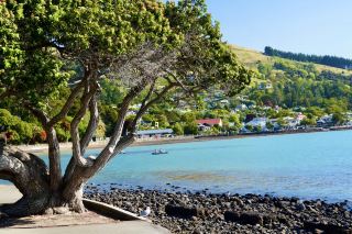 From inland lakes to the bays of southern France! A spectacular 320-kilometer summer road trip, with Akaroa at sunset.