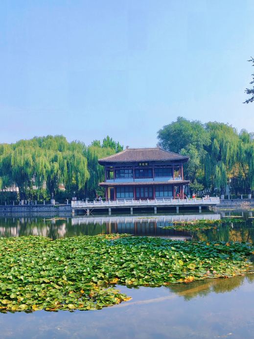 A free hidden gem of a park, perfect for strolling by the lake and admiring ancient architecture