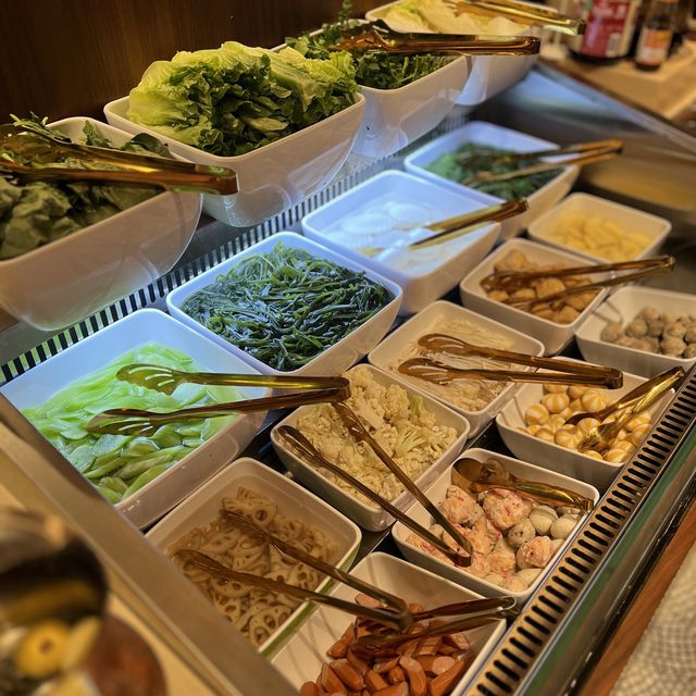 📍香港西灣河｜梅吉涮涮鍋 · 可愛牛牛冰湯底🐮 海鮮和牛放題任你食😋