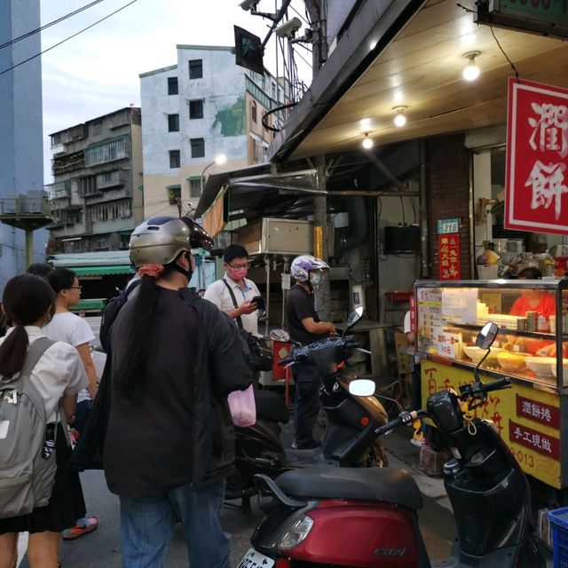 新北銅板美食推薦～三重【百香潤餅捲】…料多實在超飽滿...