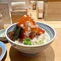 【東京】開店前から長蛇の列が出来る、宝石箱の様に美しく絶品海鮮丼「つじ半」
