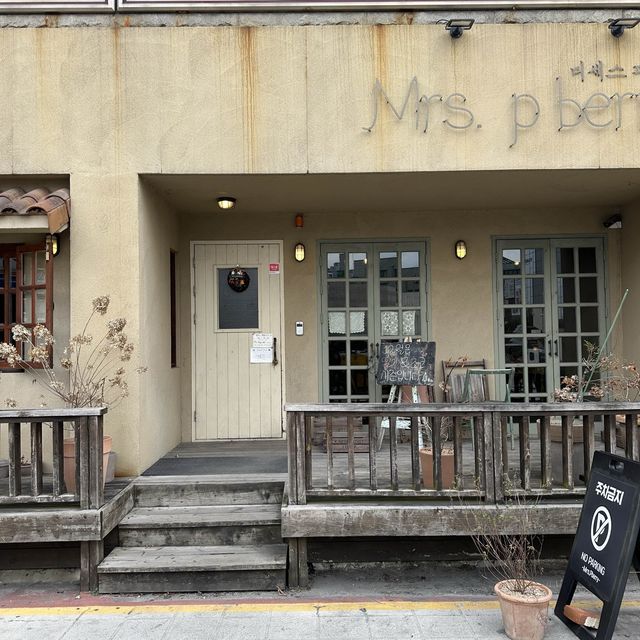 크리스마스 시즌에 시골 산장에 놀러온 것 같은 카페 