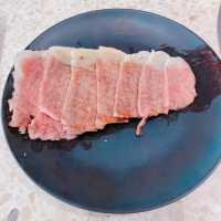 和牛西冷：店員會親自幫手燒，燒至7成熟左右，肉質鮮嫩，油花入口即融，沾上胡椒鹽帶來多重口感。
