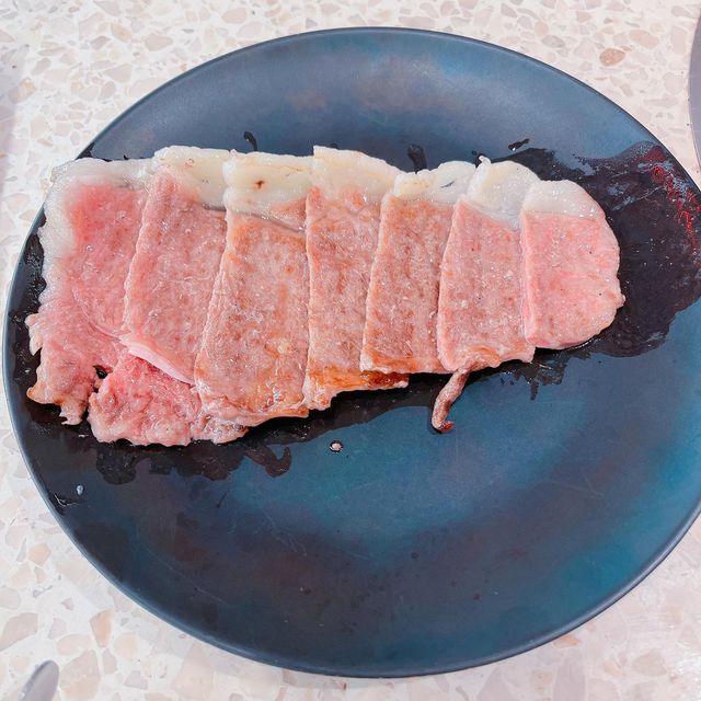 和牛西冷：店員會親自幫手燒，燒至7成熟左右，肉質鮮嫩，油花入口即融，沾上胡椒鹽帶來多重口感。