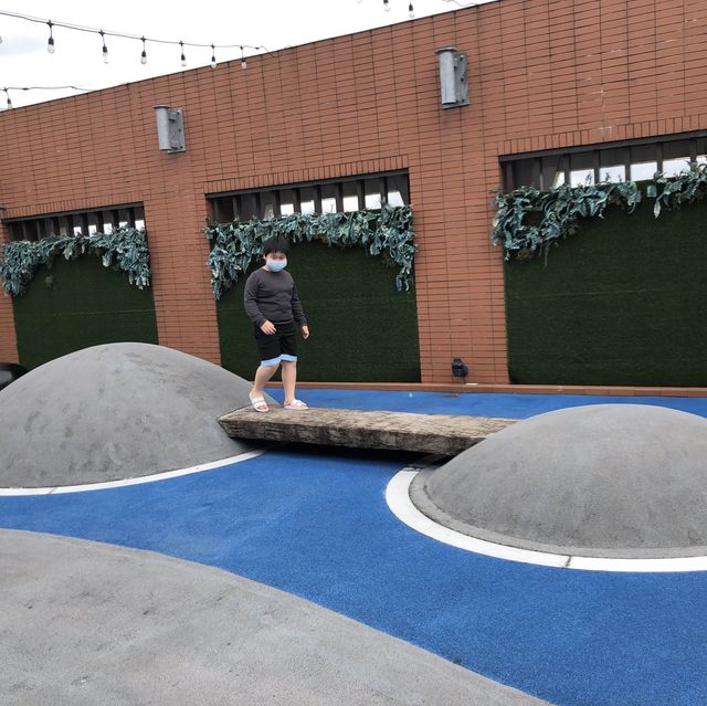 這間以泡泡為主題的現代風飯店坐落於住宅區街道旁，風格獨特，步行 12 分鐘可抵達積木博物館，距離宜蘭火車站 4 公里。雖然沒有泳池、健身房但有靜態的拍照設施