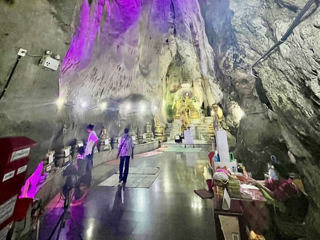 วัดถ้ำเขาย้อย จ.เพชรบุรี