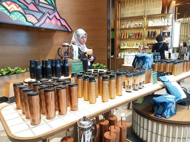 พาทัวร์คาเฟ่สตาร์บัคที่ใหญ่ที่สุดในไทย