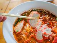 ก๋วยเตี๋ยวเตาฟืนป้าไฉน ตามสไตล์บ้านๆ