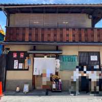 京都！ぎおん徳屋のお番茶のかき氷980円は番茶なのに甘みありでもレモンでさっぱりして美味しいかき氷