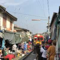 曼谷旅遊景點推薦 ❣️ 美功鐵道市場（Maeklong Railway Market 