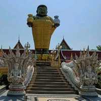 วัดสาขลา  ลอดใต้โบสถ์ เสริมความเป็นสิริมงคล