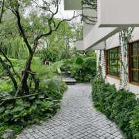 ร้านคาเฟ่สไตล์ในสวนกลางใจเมือง - ขมิ้น