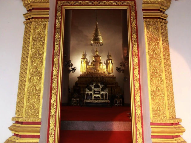 สักการะพระธาตุนคร เป็นพระธาตุประจำวันเสาร์