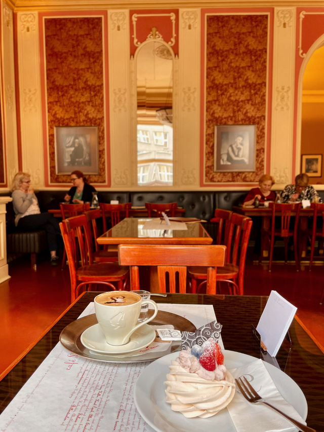【プラハ🇨🇿】カフカも愛したプラハの老舗カフェ☕Café Louvre