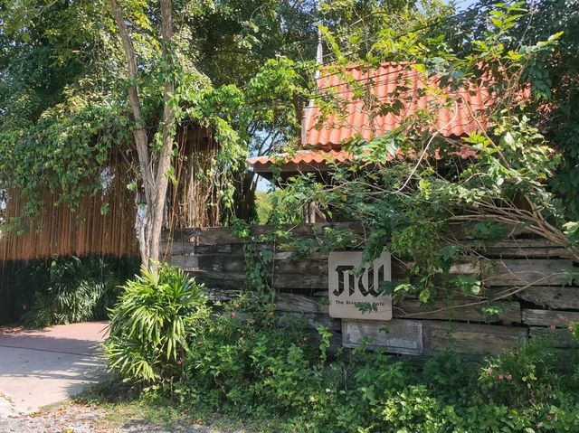 "ภพ" คาเฟ่ริมน้ำท่าจีน ในจังหวัดสุพรรณบุรี