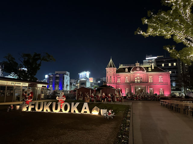 福岡・天神。クリスマスイルミネーションで華やかな『天神中央公園』