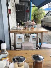 ร้านก๋วยเตี๋ยวหมูเลียง สะพานตรีรัตน์