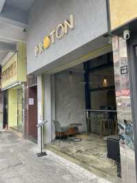 ᪥古舊街頭中一點摩登咖啡店᪥