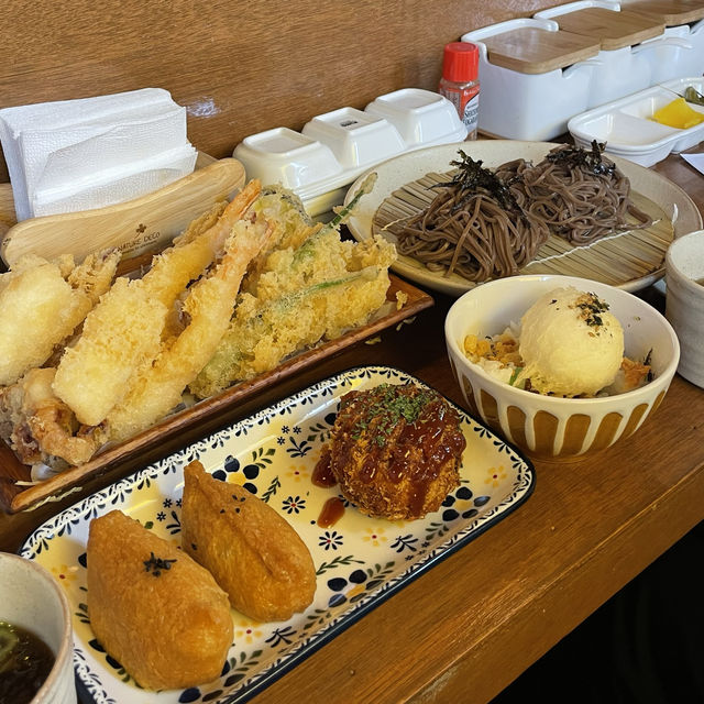 노란 지붕의 제주 감성 맛집, 튀김 튀기는 소리같은 빗소리🌧️