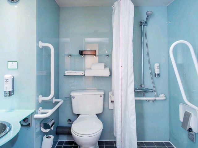 ✨ Stay at Holiday Inn London West