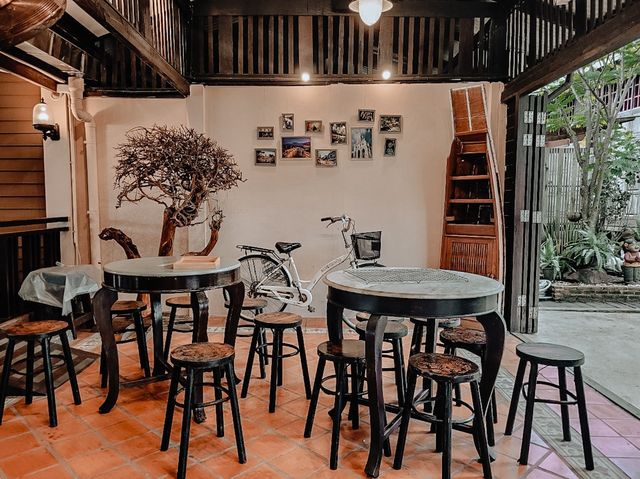 นั่งชิลร้านกาแฟ อัมพวา