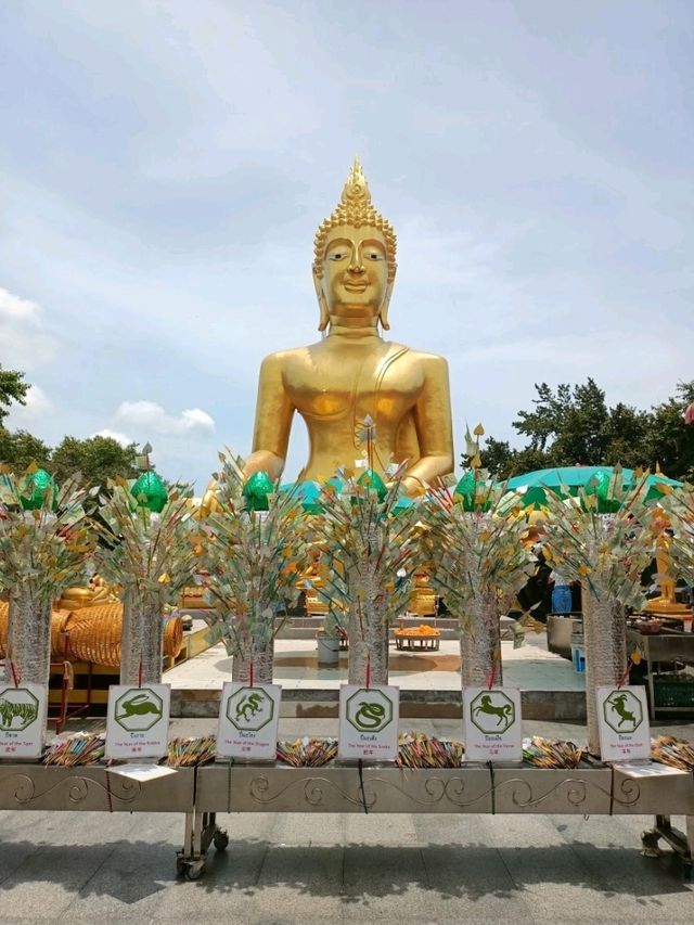 ไหว้พระใหญ่ เขาพระตำหนัก