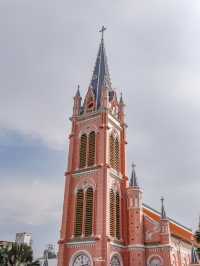 พาเที่ยวโบสถ์สวยกลางเมืองลุงโฮ Tan Dinh Church