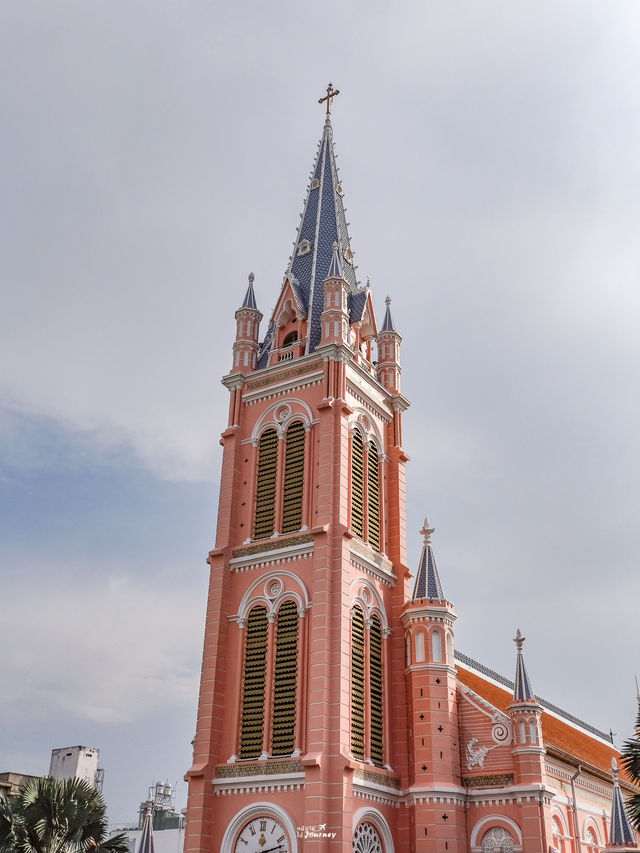 พาเที่ยวโบสถ์สวยกลางเมืองลุงโฮ Tan Dinh Church