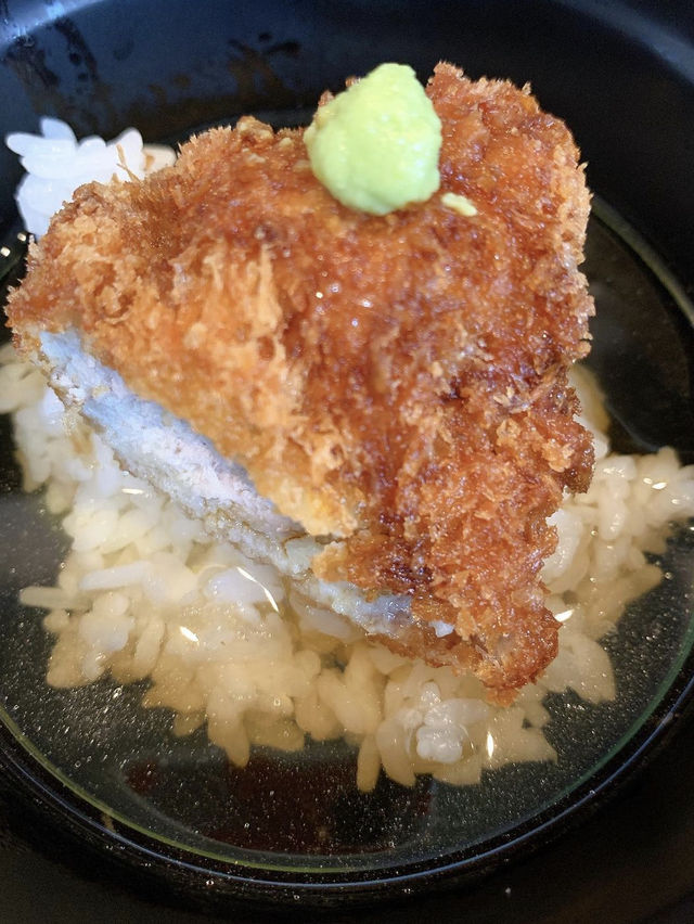 【北九州グルメ】揚げたてサクサクの分厚いとんかつが美味っ🥢