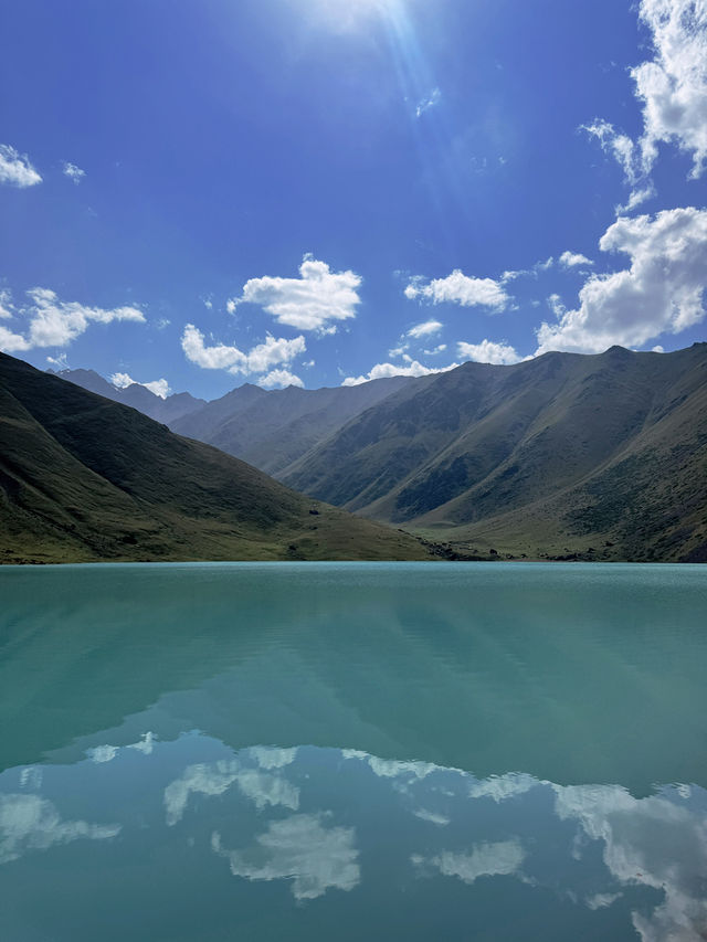 Guide to hiking Kol Tor Lake (the BLUEST LAKE EVER)