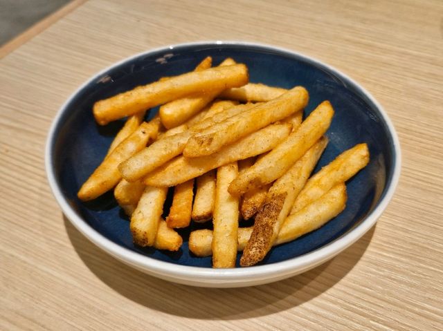機場新酒店大堂酒廊的休閒晚餐