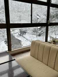 【栃木×湯西川温泉】囲炉裏でいただく平家鷹狩料理  窓からの雪景色が素晴らしく