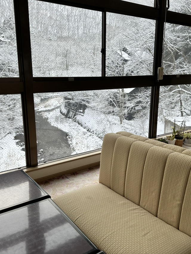 【栃木×湯西川温泉】囲炉裏でいただく平家鷹狩料理  窓からの雪景色が素晴らしく
