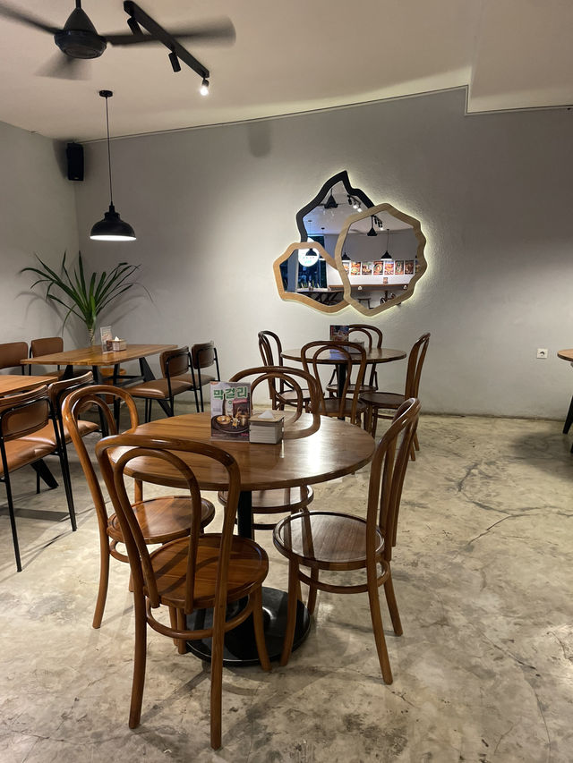 Where Korean Fried Chicken Meets Style and Flavor 🍗