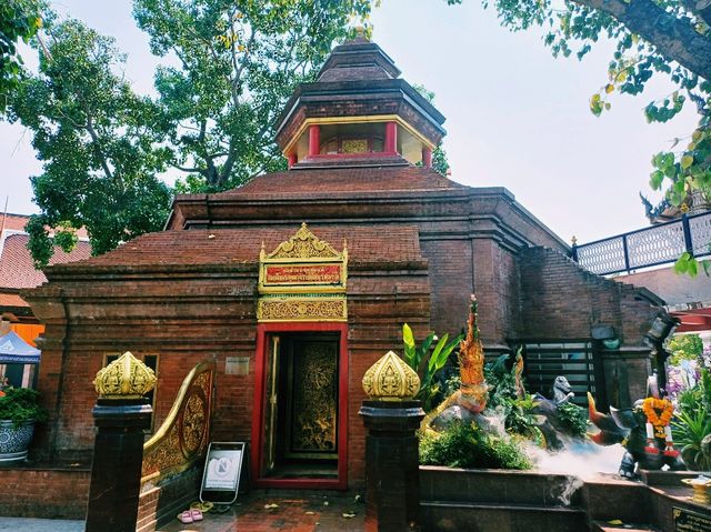 泰國曼谷市中心著名地標性寺廟景點：印卓威漢寺，十四世紀古跡寺廟，32米高金色雕像，適合打卡拍照📸冥想