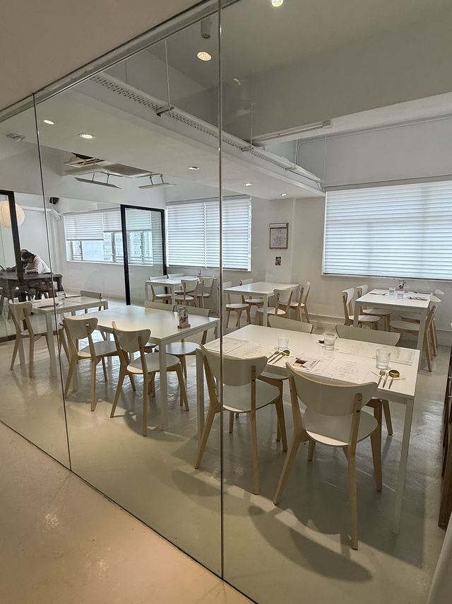 白色主題餐廳的驚喜，拉花品味，藝術嘅結合