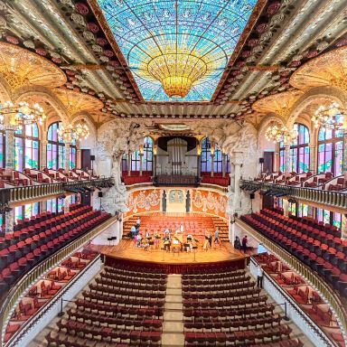 アートの世界に入り込んだような美しさ！カタルーニャ音楽堂 | Trip