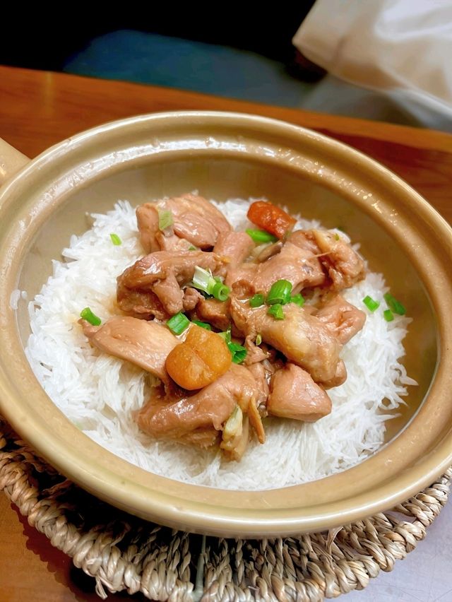Steamy Claypot & Retro Vibes at Lan Kwai Fong 1982!