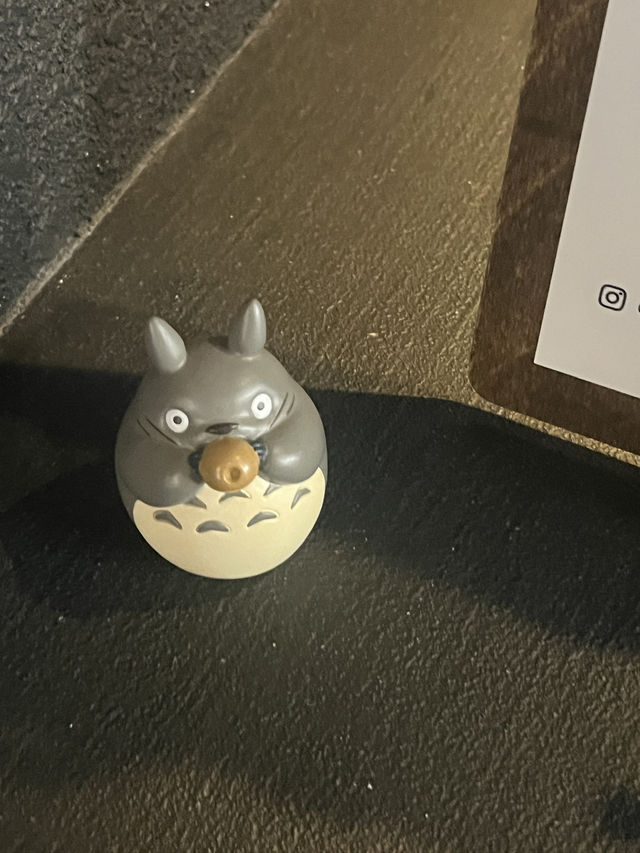 지브리 먼지 캐릭터와 굴뚝빵이 있는 카페