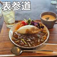 [表参道]広々とした癒しの空間で食べる健康的なランチ[uni]