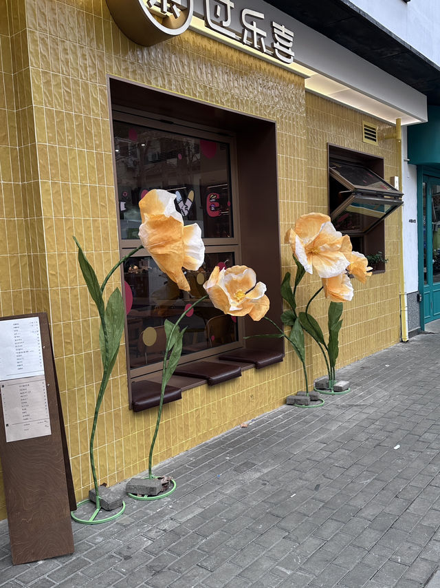 Spring Strolls & Tulip Dreams: A Chill Afternoon on Wu Kang Lu, Shanghai 🌷