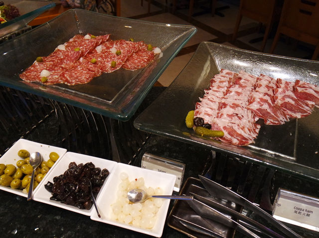 🍽️ “맛도 뷰도 완벽했던 저녁 – 하버 그랜드 홍콩 뷔페 디너”