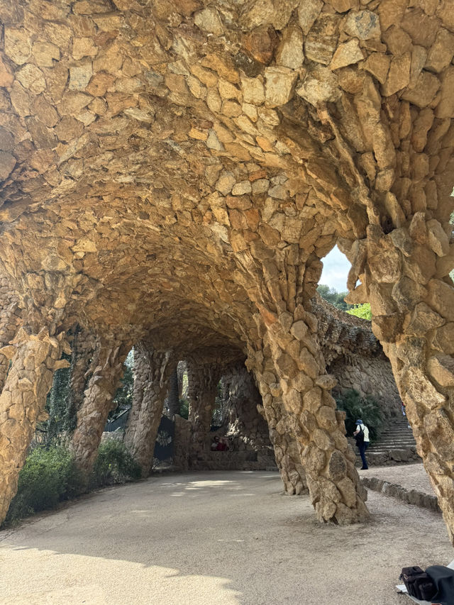 【スペイン バルセロナ】カラフルポップな世界遺産。グエル公園！