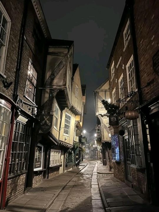 Beautiful square where you can hear the atmosphere of old England