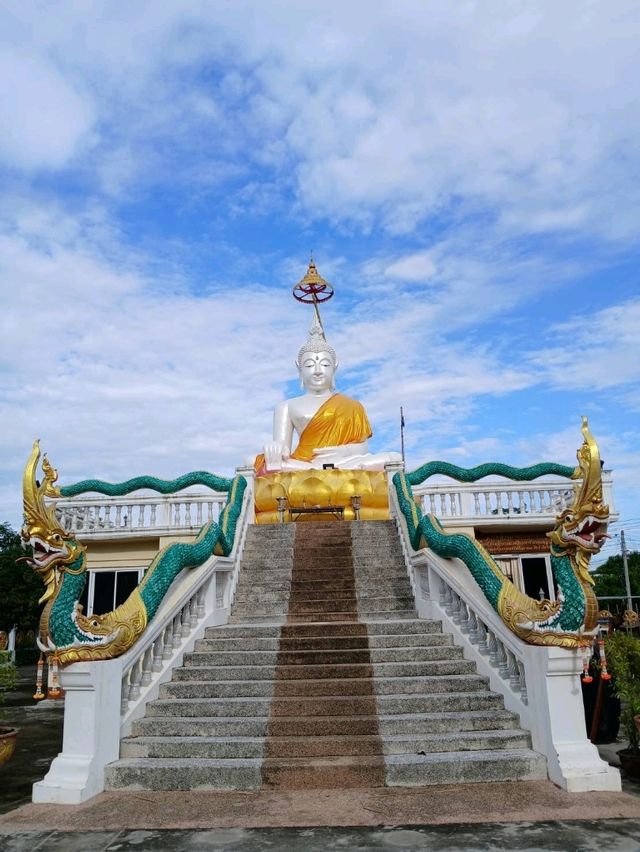สักการะพระพุทธมุนีศรีนเรศวร