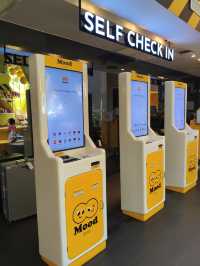 泰國芭達雅| 這間泰國設計旅店 一進門就被黃色療癒 連走廊都好好拍