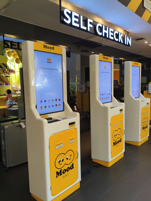 泰國芭達雅| 這間泰國設計旅店 一進門就被黃色療癒 連走廊都好好拍