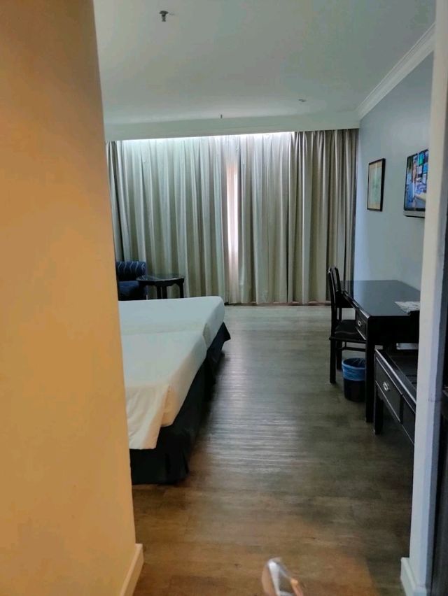 “Charming Retro Retreat: Spacious Family Suites with Heartfelt Service”