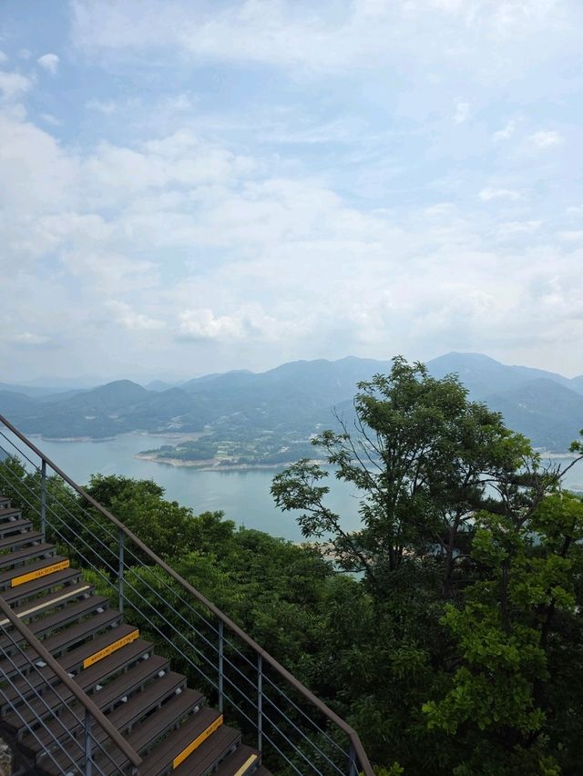 하늘과 호수를 품은 제천 비봉산 전망대